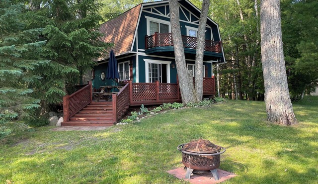Clear Lake Retreat Sleeps up to 10 Walk to the Lake + Lake Dogs Welcome