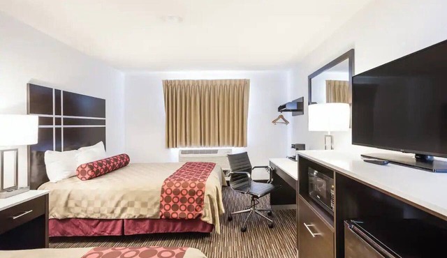 Comfortable Stay with Free Parking & Free Breakfast Near Downtown