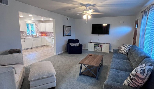 Comfy 3 bedroom, family ranch neighboring the Indiana Dunes