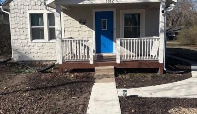 Comfy family home with parking! Close to KU & Mass St in Lawrence