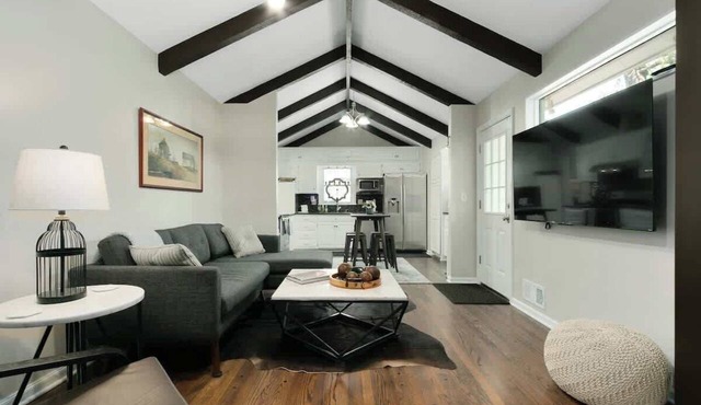 Comfy Home Mins to DT KC Sleeps 6 Explore