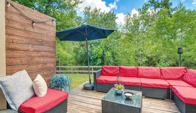 Convenient Bryan Townhome w/Patio < 3 Mi to A&M! in Bryan