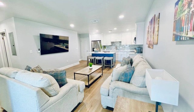 Conveniently Located Contemporary 6 Bed/6 Bath 15 Min to Downtown