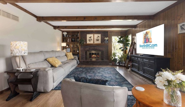 Coves Retreat: Close to MAJOR INTERNATIONAL SPORTING EVENT 2026 with lake and 5 king beds!