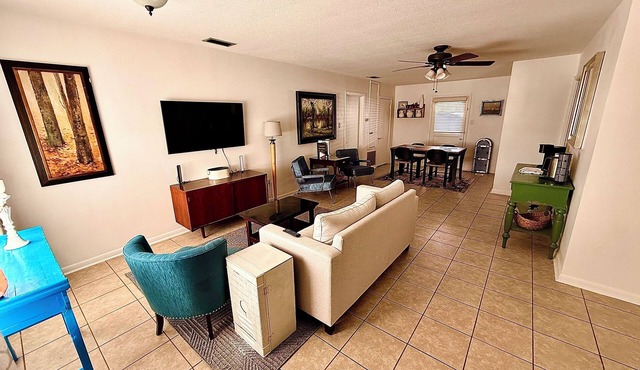 Cozy 1-bedroom, full bath, full kitchen guesthouse! Centrally located!