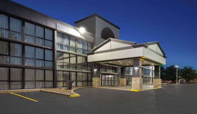 Cozy 1-bedroom hotel in delightful Kansas City with fitness room - NQQ1