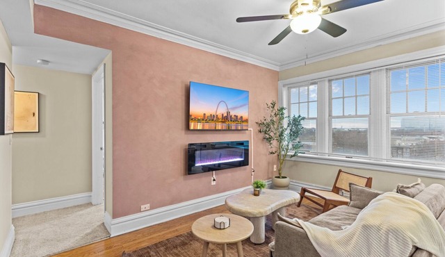 Cozy 1BR Retreat in Central West End with Fireplace, Sofa Bed & City Views