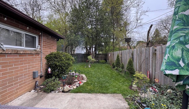 Cozy 2-bedroom bungalow in upscale Toledo with 65” TV and fitness equipment.