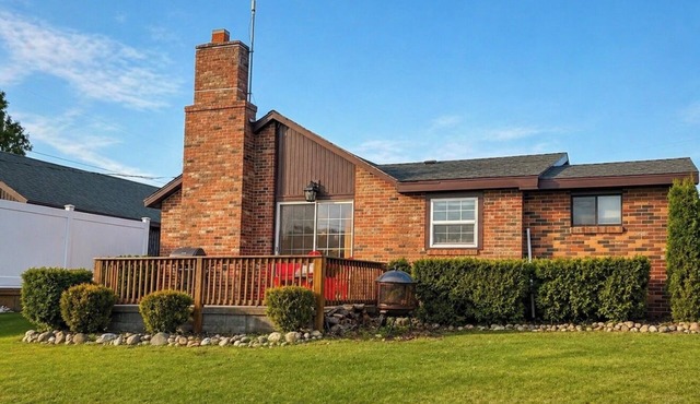 Cozy 2-bedroom cabin in tranquil Cheboygan with AC