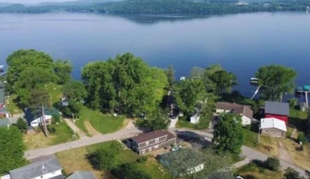 Cozy 2-bedroom lake view house in charming Poynette with AC