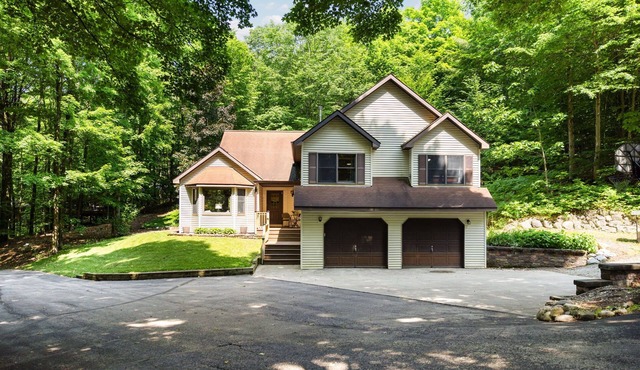 Cozy 3 Bed 3 Bath located within minutes to Downtown Traverse City