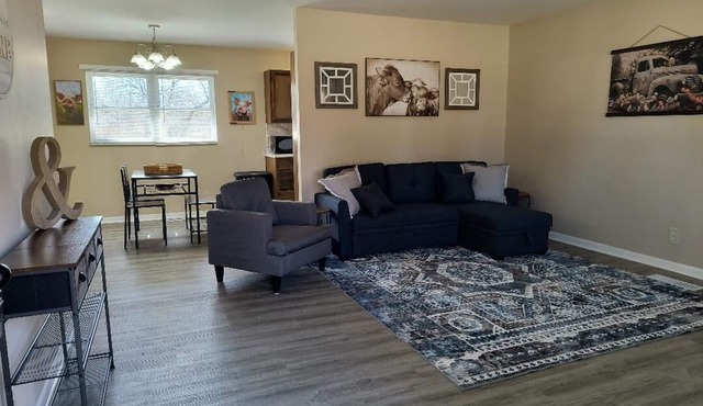 Cozy 3-bedroom house near I-70. Close to downtown Topeka and Lake Shawnee. in Topeka