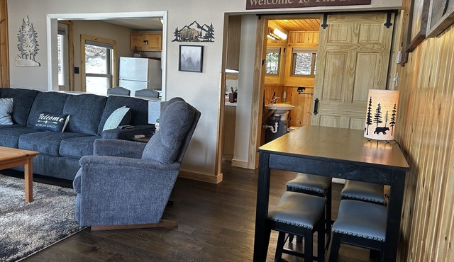 COZY BEAR LODGE-On UTV/Snowmobile trail, Beachside Cabin w/Porch, Private dock in St. Germain