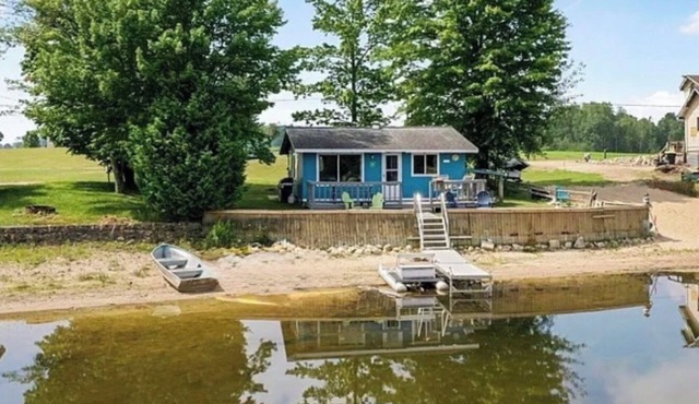 Cozy Blue Cottage on Stone Ledge Lake