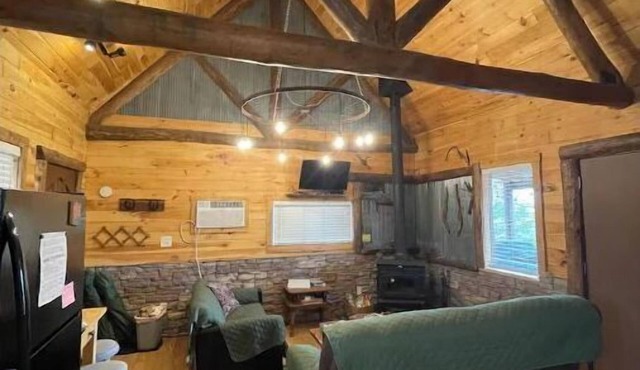Cozy Buffalo River Cabin Getaway with hot tub! in Harrison