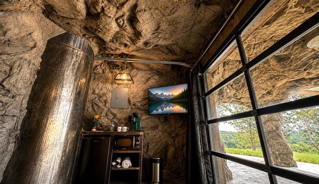 Cozy Cave - With a View in Lancaster