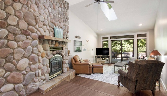 Cozy Chalet close to pool, skiing, golfing, & torch lake! Perfect for families!
