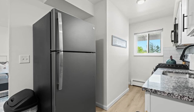 Cozy & Clean 2nd Floor Apt. - King Bed | Workspace