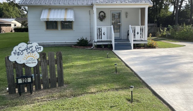 Cozy Cottage on the bay near Lake Verret. Great for all water sports and fishing