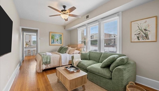 Cozy Downtown Studio | Walk to Metra