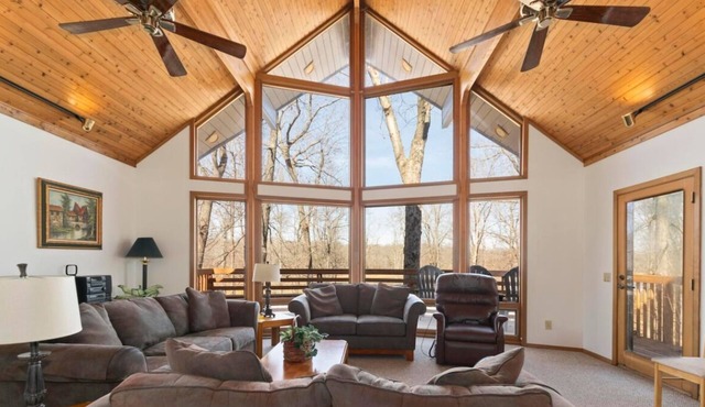 Cozy family lake house on Kentucky Lake, w/private dock & sleeps 12