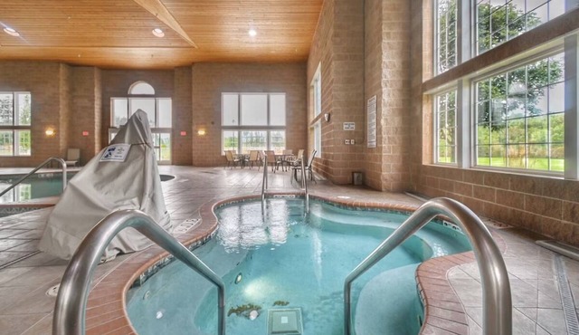 Cozy Family Stay | Pool, Gym, Golf & Trails by Menominee River! Pet Friendly!