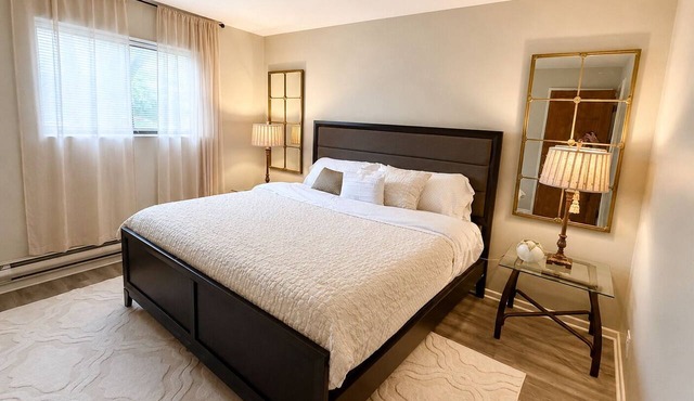 Cozy King bedroom + queen daybed near Arlington Heights
