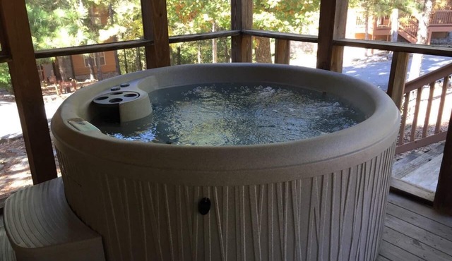 Cozy Lodge with private hot tub in gated golf resort near Silver Dollar City in Reed Springs
