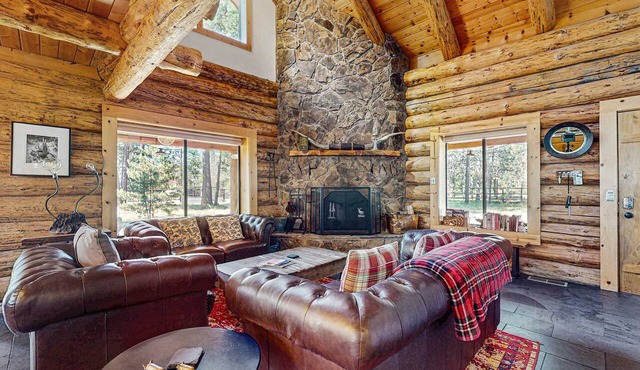 Cozy log cabin with wrap-around porch, Hot tub Loft space, Washer & Dryer in Bend