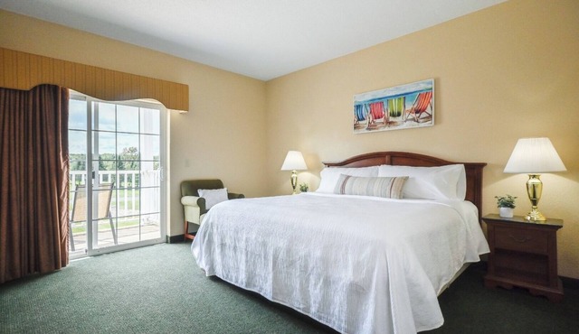 Cozy Nature Retreat! Pet Friendly Stay w/Pool, & Gym Access, Free Parking!