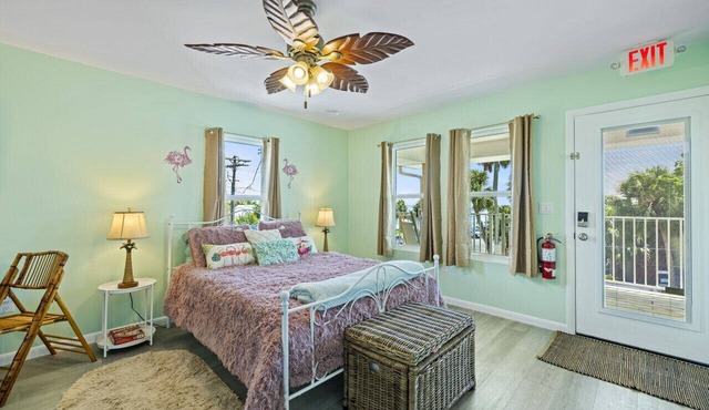 Cozy Studio Retreat Above Cedar Key Island Bakery in Cedar Key