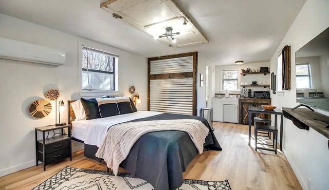 Cozy Studio Retreat with Scenic 5-Acre Views, Near City Lake & Cherokee Casino in Gentry, Arkansas in Gentry