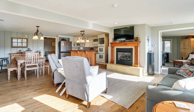 Cozy Table Rock Lake 'Boathouse' w/Pool Access