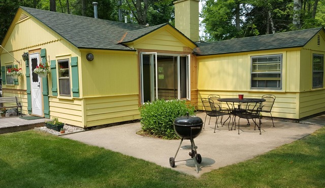Cozy waterfront cottage in Northport. Easy walk to downtown.