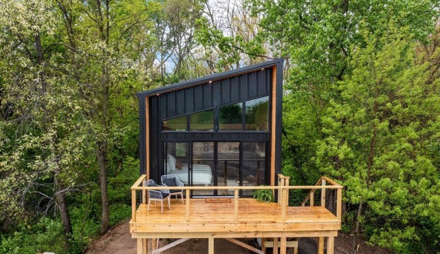 Creekside Treehouse & Lavender Farm