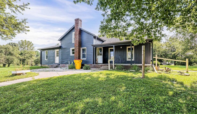 Crooked Little Farmhouse! Spacious 2-bed on 2+ acres - Romeo, MI