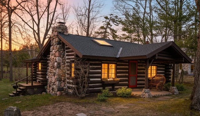 Dancing Bear Cabin: Authentic storybook log cabin with Lake Michigan views