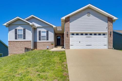 Deck & Large Yard! Family Haven in Cape Girardeau in Cape Girardeau