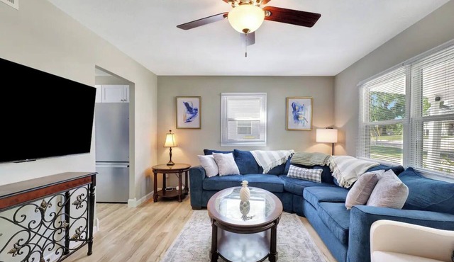 Delightful 3br/1ba home, Walk to Uptown/ISU, Dog Friendly! in Normal