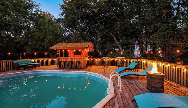 Detached Sauna, Movie Room! Relaxation in Muskegon