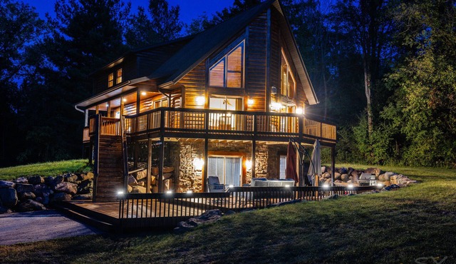 DEVILS LAKE ESCAPE - DELUXE LOG HOME SLEEPS 16 -8 BEDS