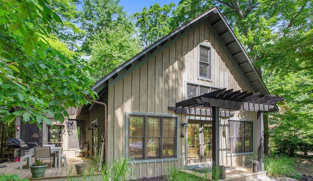 Dog-friendly cottage w/private hot tub, high-speed WiFi, washer/dryer, firepit