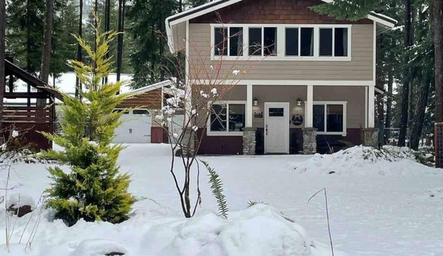 Dog friendly, updated cabin- hot tub & fenced yard, 5 min to Lake Easton/Kachess in Easton