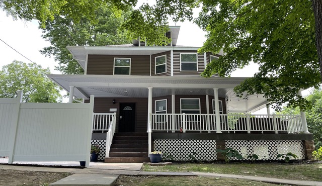 Downtown Dells! Outdoor TV! Fire pit+Porch+Patio+Grill+Tons of Amenities!