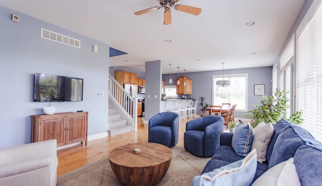 Downtown Home, Indoor Assoc. Pool, Gym, Hot Tub, Fire Pit