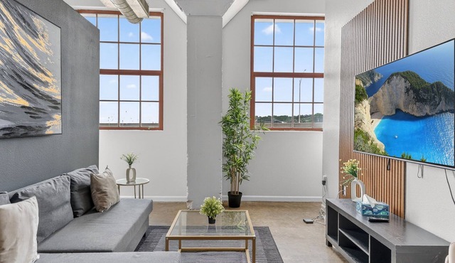 Downtown KC 2BR Loft with Parking & Fast WiFi