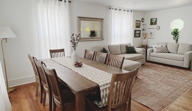 Downtown Oasis, Game Room, <3mi to Stadium, walk to coffee shops and restaurants