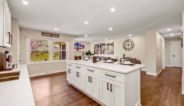 Downtown Oasis! Hot Tub, Garage, 2 King Huge yard!