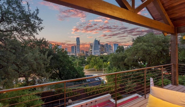 Downtown, sleeps 24, 2 pools, spas, game room, gym in Austin
