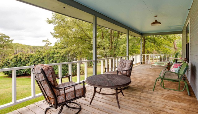 Doyline Cottage w/Large Porch & Lake Access!